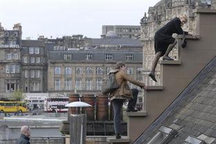 在屋顶上流浪,探寻都市边缘的温暖与孤独